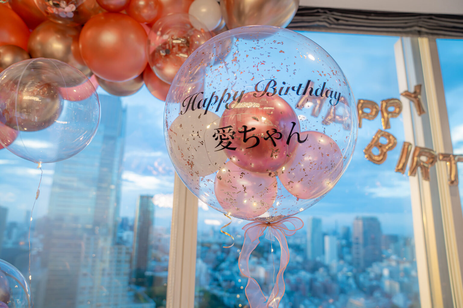 東京の自宅でのピンクゴールドの誕生日バルーン飾り付けサプライズ