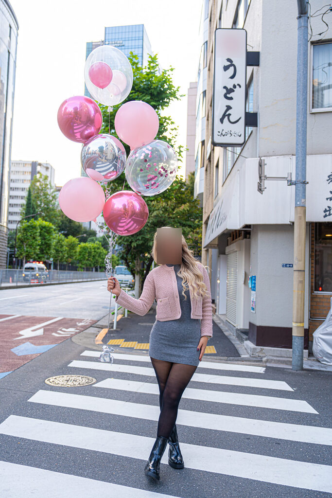 ピンクとシルバーで彩る屋外のバルーンブーケ記念日お祝い装飾
