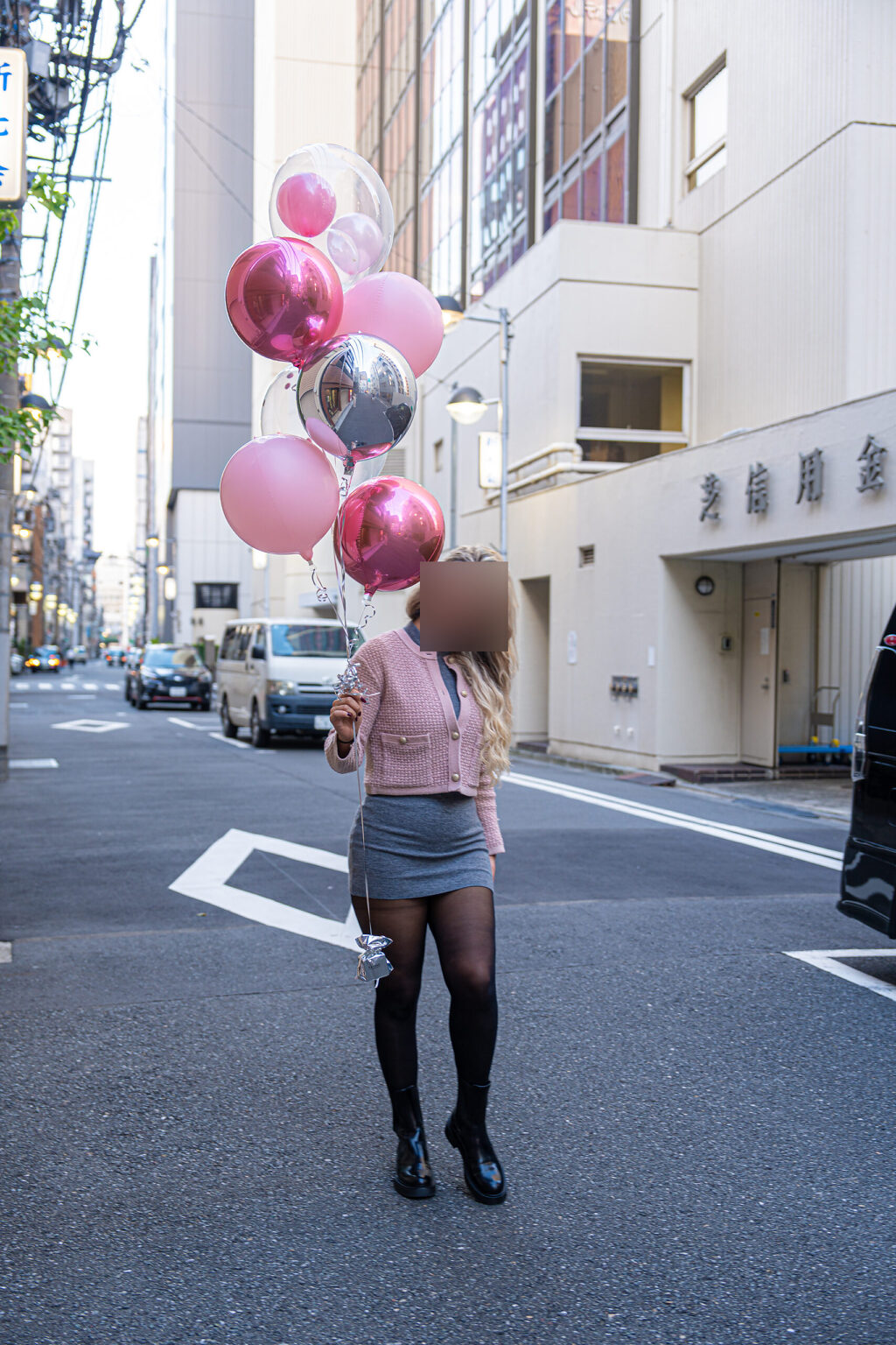 ピンクとシルバーで彩る屋外のバルーンブーケ記念日お祝い装飾