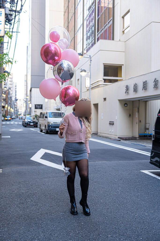 ピンクとシルバーで彩る屋外のバルーンブーケ記念日お祝い装飾