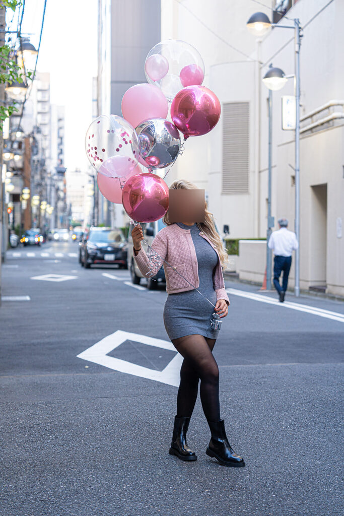 ピンクとシルバーで彩る屋外のバルーンブーケ記念日お祝い装飾