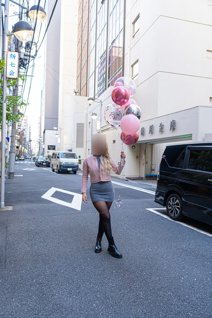 ピンクとシルバーで彩る屋外のバルーンブーケ記念日お祝い装飾