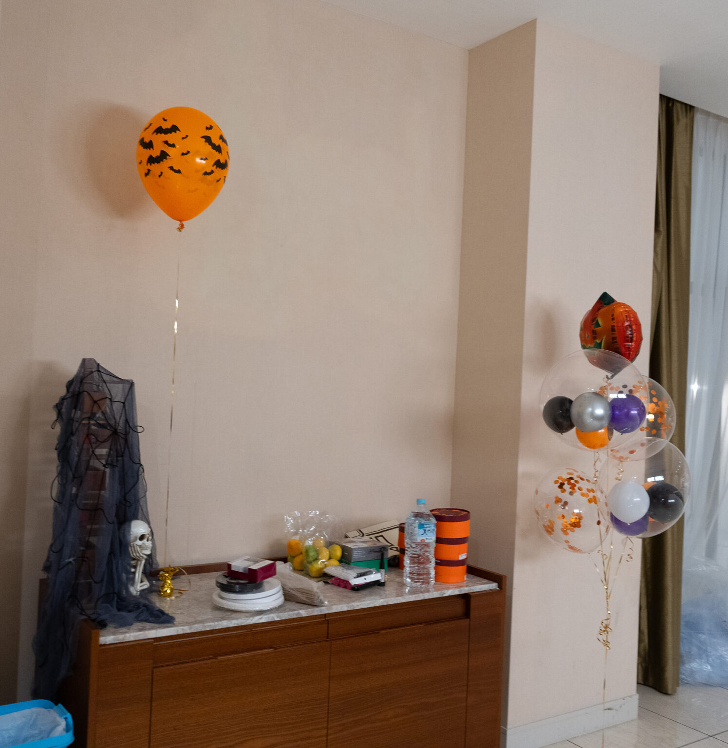 家庭萬聖節派對佈置：橙色與黑色氣球花束裝飾