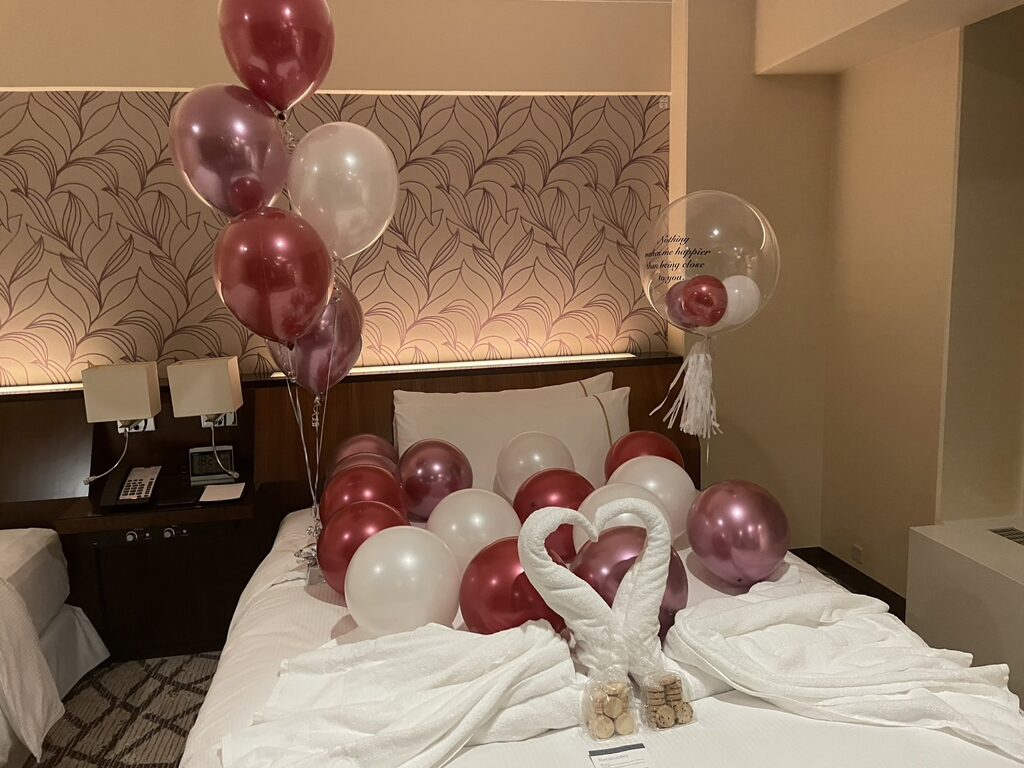 Anniversary Surprise at シェラトン都ホテル大阪! Wine Red and Pink Balloon Decorations