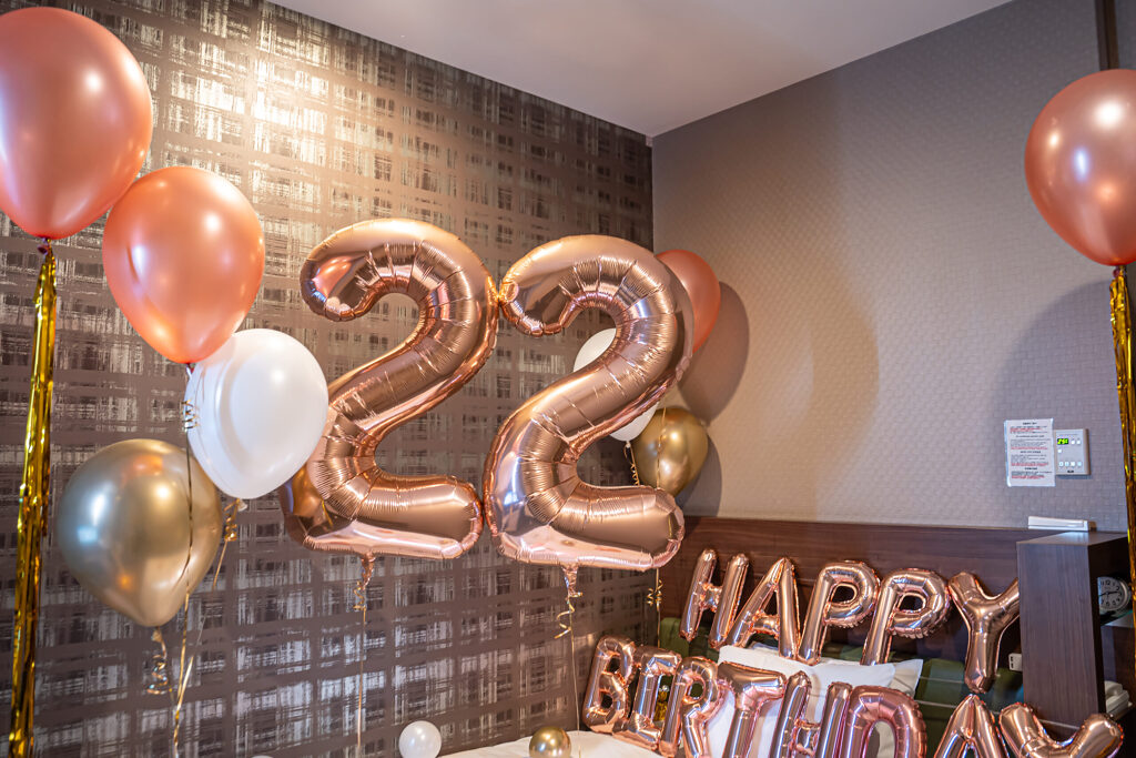 在相鉄グランドフレッサ 東京ベイ有明用玫瑰金气球布置的22岁生日庆祝装饰