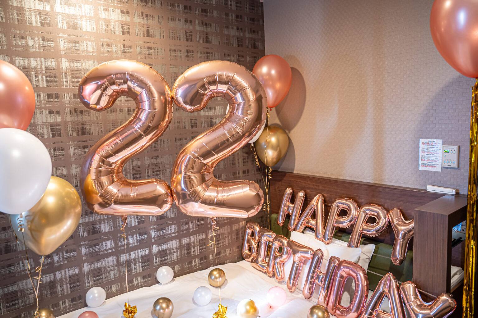 在相鉄グランドフレッサ 東京ベイ有明用玫瑰金气球布置的22岁生日庆祝装饰