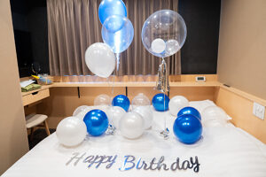 ホテルウィングインターナショナルセレクト浅草駒形에서의 블루 & 화이트 벌룬 생일 서프라이즈 데코레이션