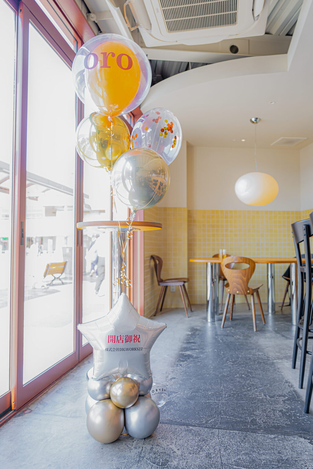 埼玉の飲食店でのオレンジとゴールドのバルーンスタンド開店お祝い飾り付け