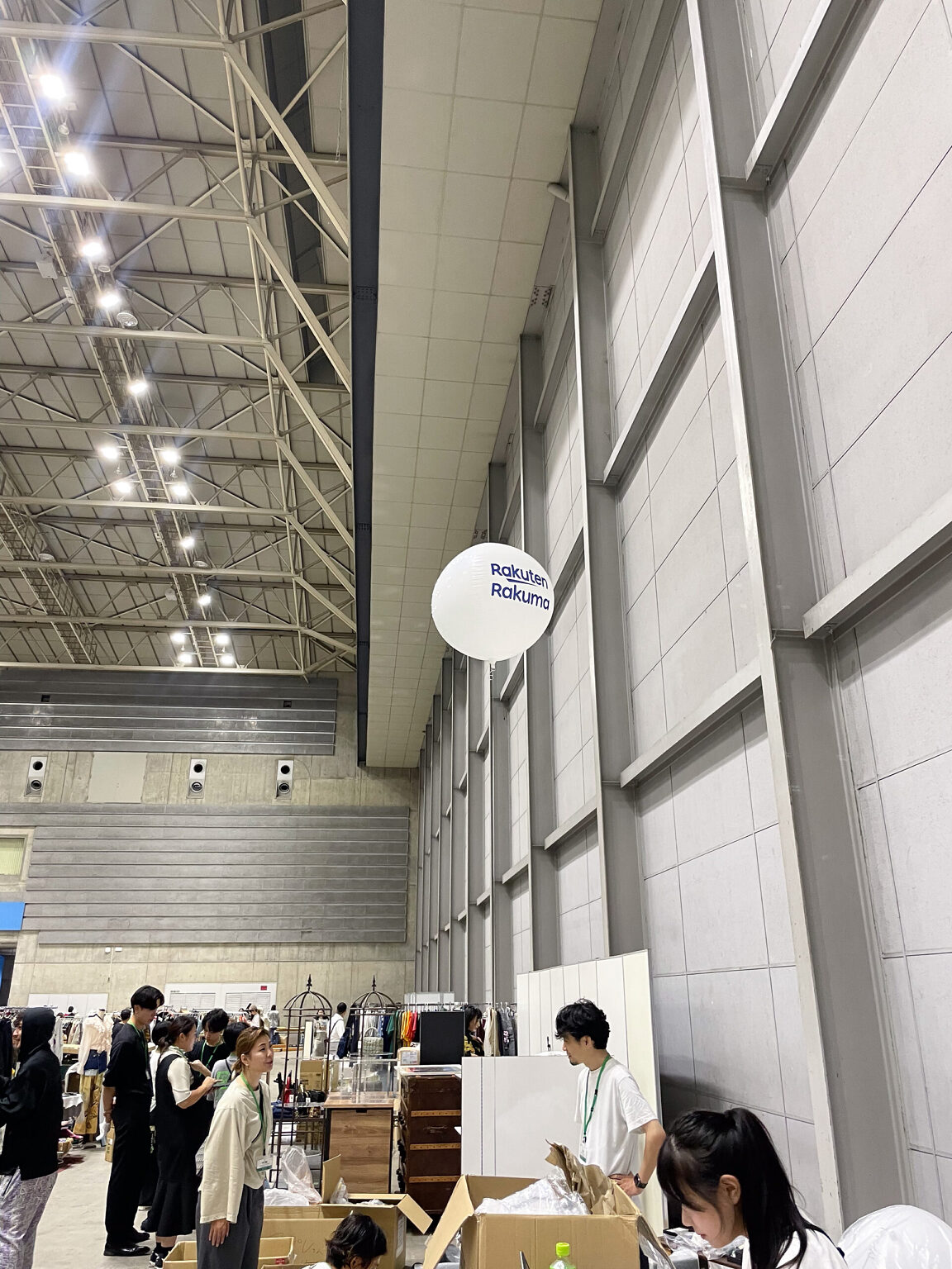 パシフィコ横浜の展示会を彩る白い大型単体バルーン装飾