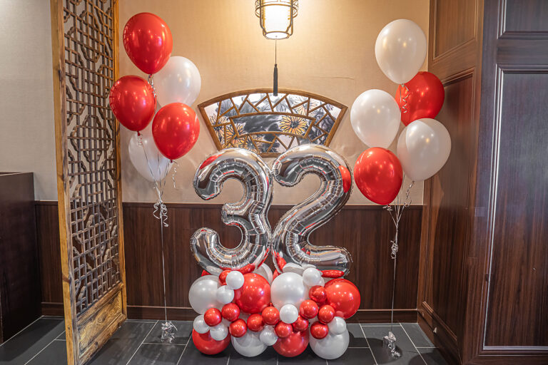 點水樓32岁生日红白双色气球布置