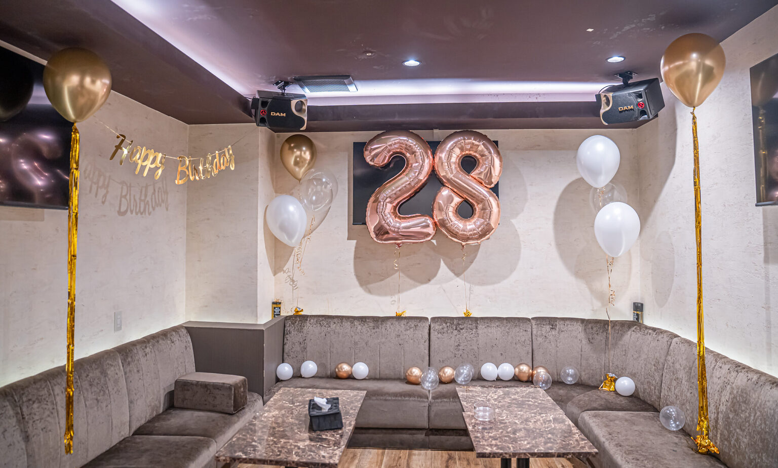 로즈골드와 화이트로 꾸민 28세 생일 풍선 서프라이즈 장식
