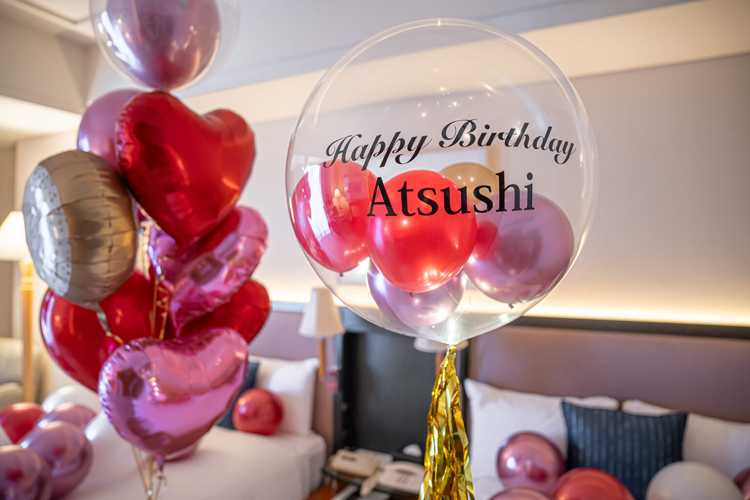 横浜ベイホテル東急에서의 레드 & 핑크 벌룬 생일 서프라이즈 데코레이션