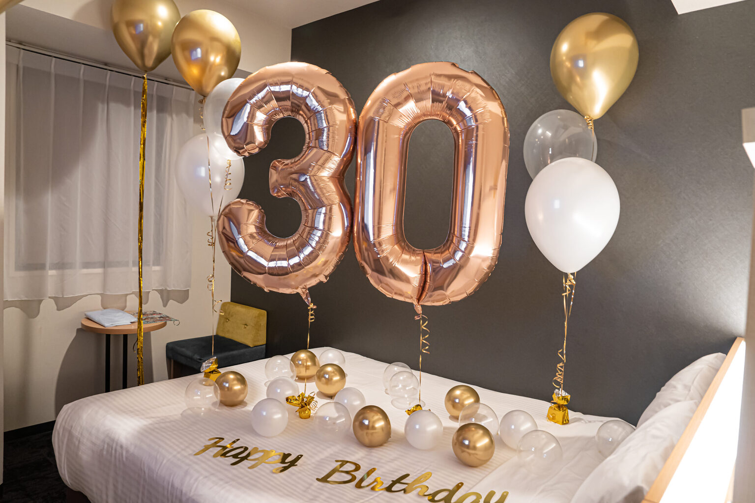 Surprise 30th birthday decoration with gold and white balloons at hotel MONday 東京西葛西