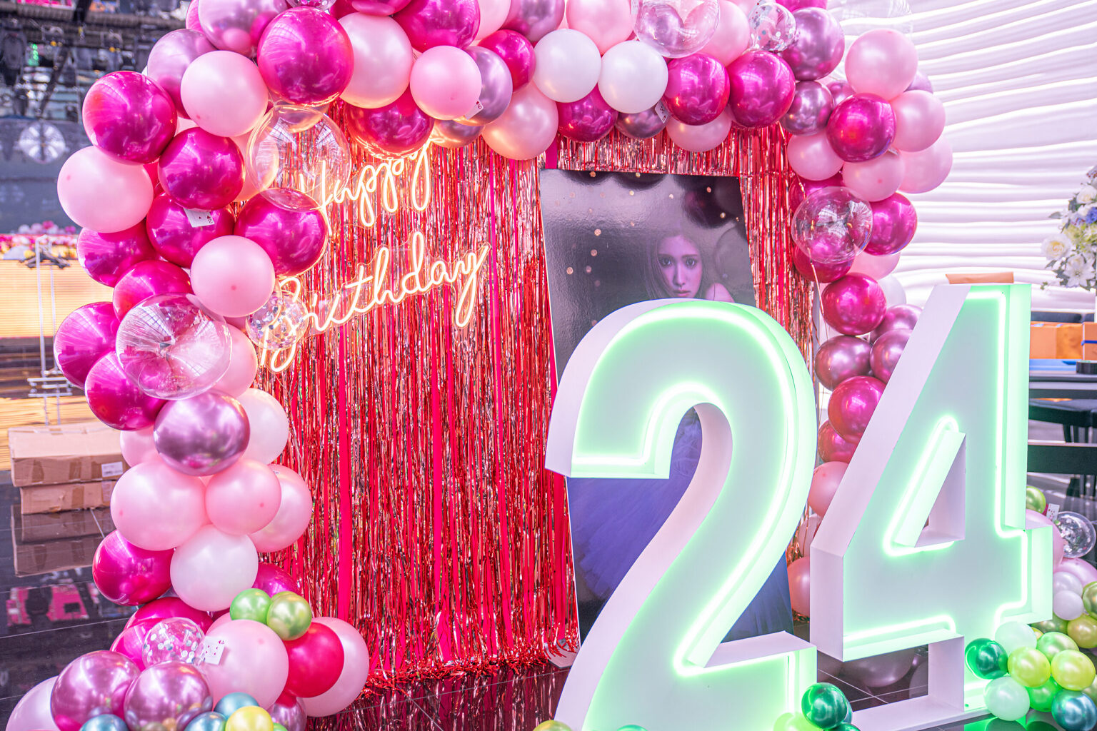 24세 생일 서프라이즈 핑크 풍선 포토존 장식