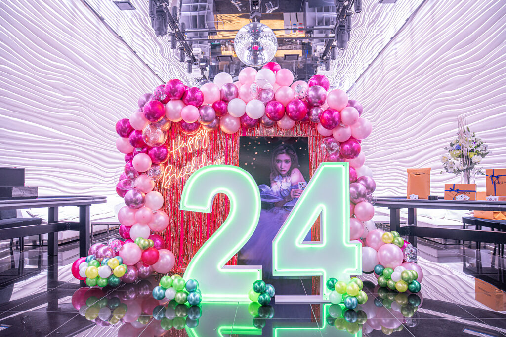 24세 생일 서프라이즈 핑크 풍선 포토존 장식