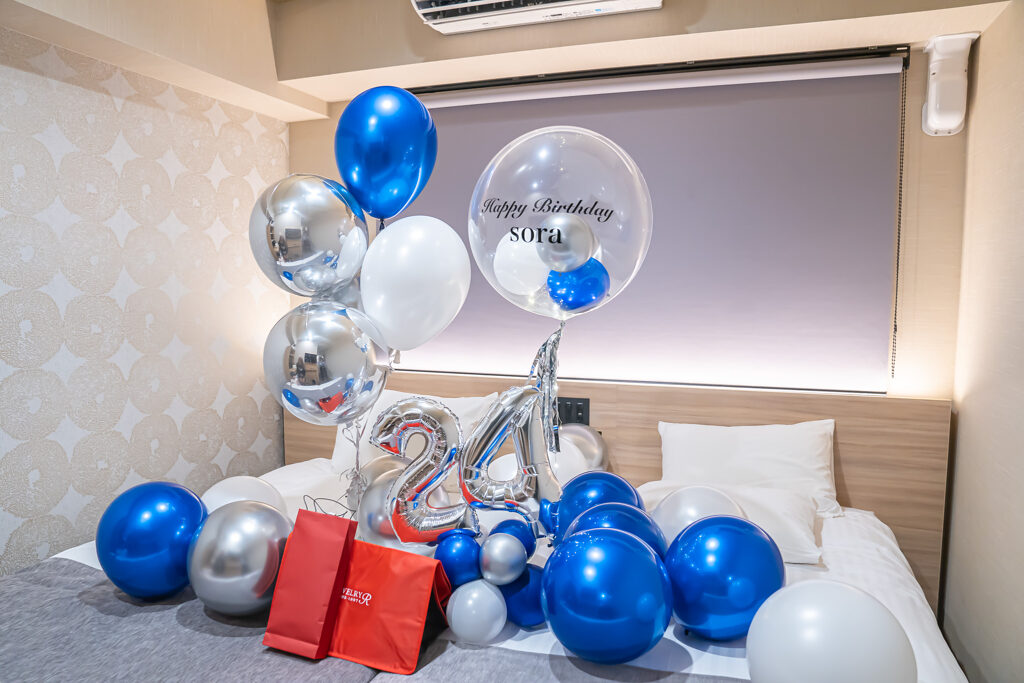 HOTEL SANSUI NAHA 24岁生日蓝色与银色气球惊喜装饰