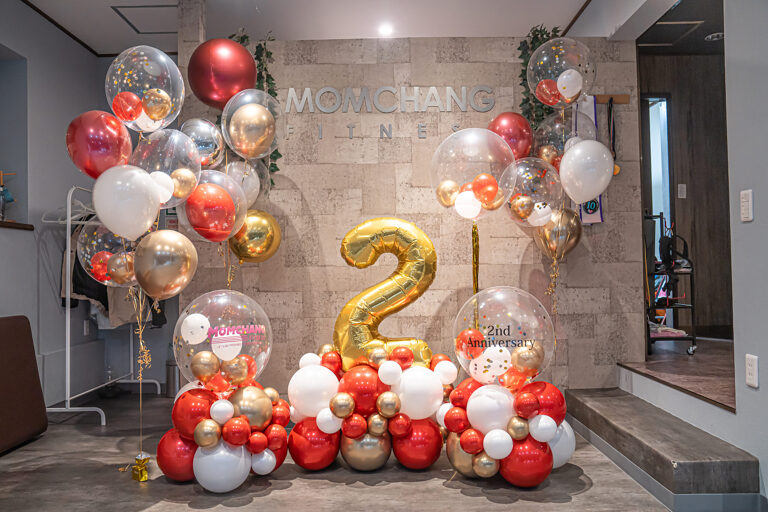 モムチャン フィットネスジム 2주년 축하 레드 & 골드 풍선 장식