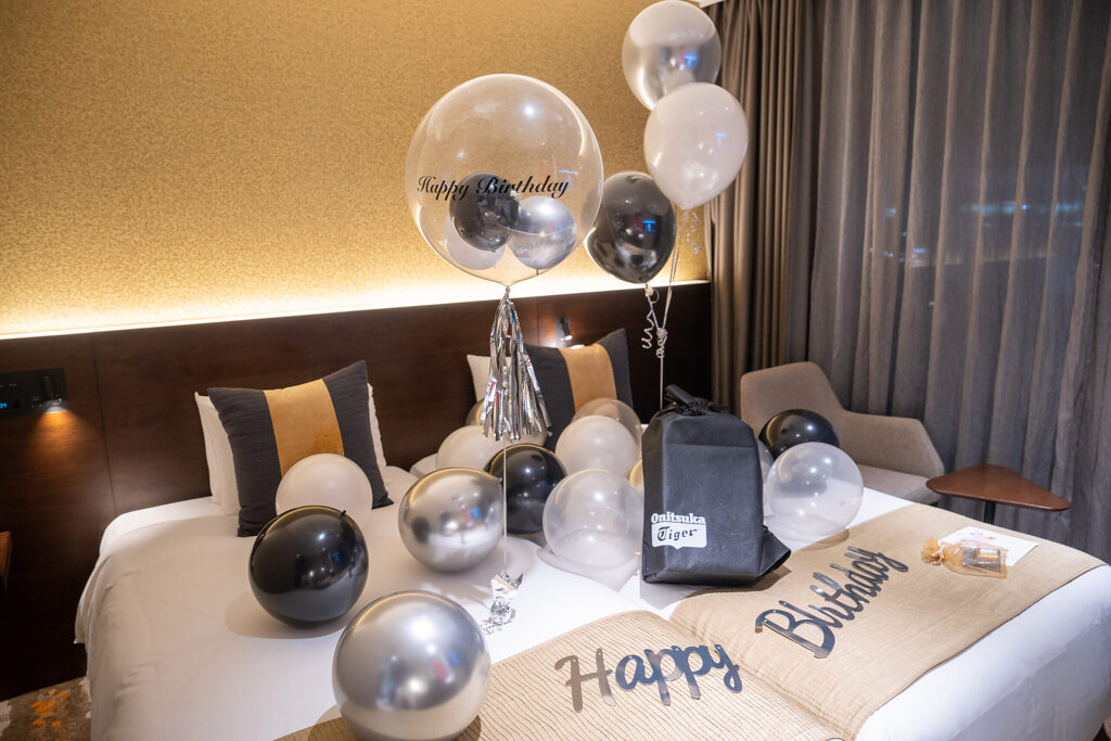 THE GATE HOTEL 東京 by HULICでの黒とシルバーのバルーン誕生日サプライズ飾り付け