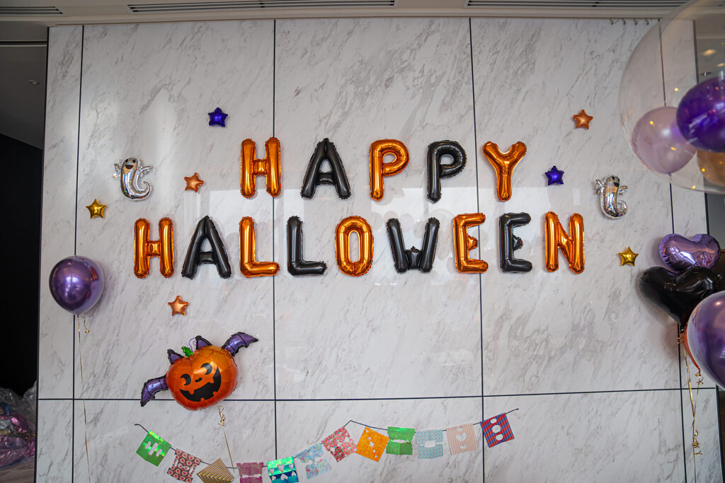 東京の自宅でのハロウィン飾り付け オレンジと紫のバルーンスタンド装飾