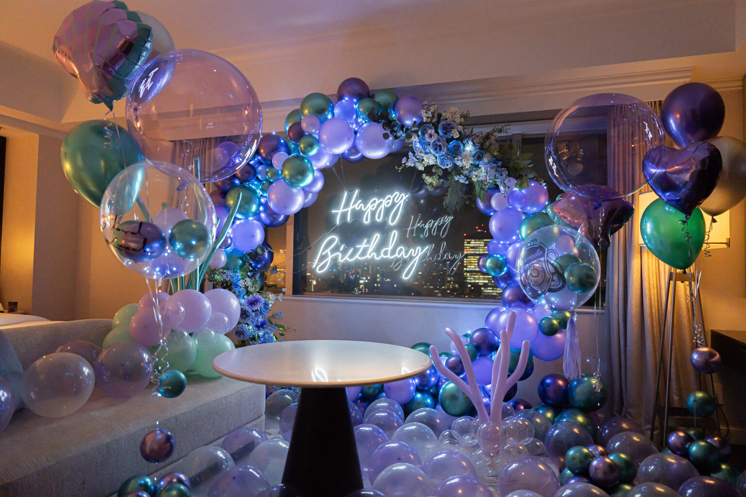 ウェスティンホテル東京에서의 생일 서프라이즈 보라색과 에메랄드 벌룬 아치 장식