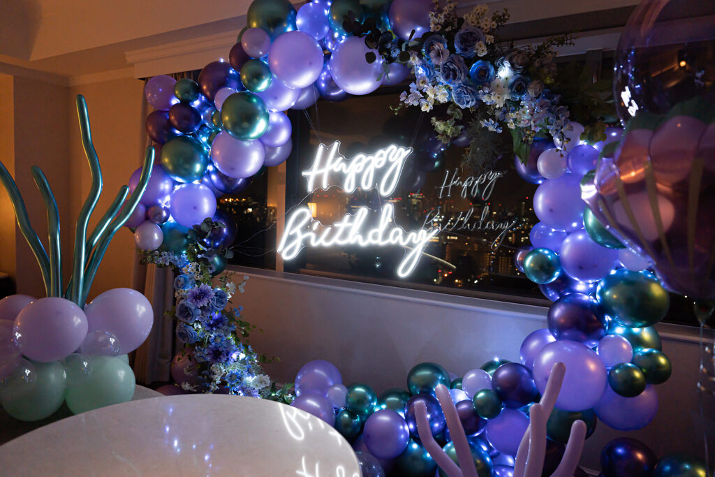 ウェスティンホテル東京에서의 생일 서프라이즈 보라색과 에메랄드 벌룬 아치 장식