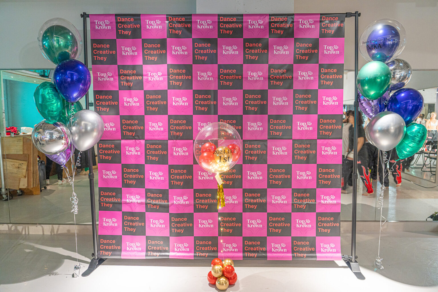 in the house 댄스 이벤트 1주년 기념 포토존 장식