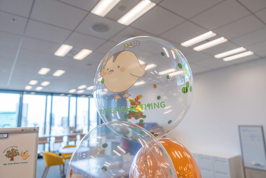 東京のオフィスでの社内イベント向けオレンジとグリーンのバルーンブーケ飾り付け