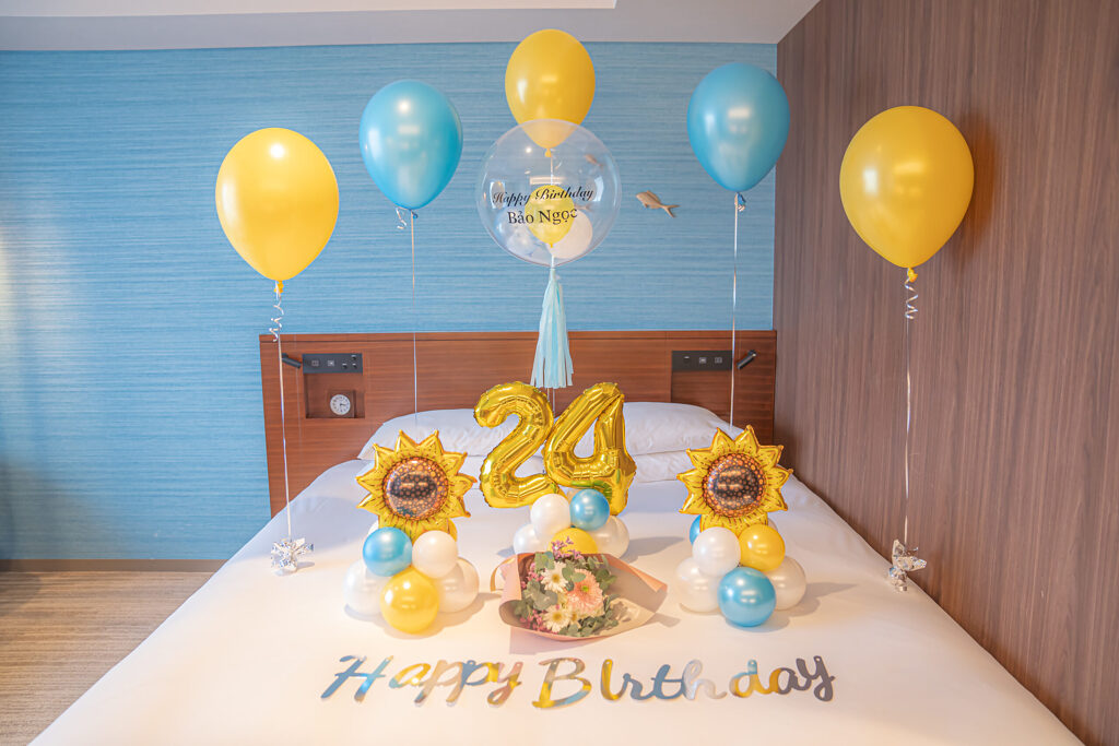 Hyatt Regency Tokyo Bay에서의 24세 생일 서프라이즈 풍선 장식 - 노란색과 하늘색 해바라기 풍선