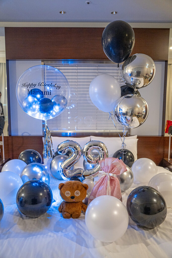 ホテル ザ セレスティン東京芝에서의 29세 생일을 모노톤 풍선으로 서프라이즈 장식