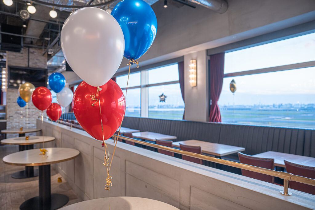 LDH kitchen THE TOKYO HANEDA 57岁生日红蓝白三色气球惊喜装饰