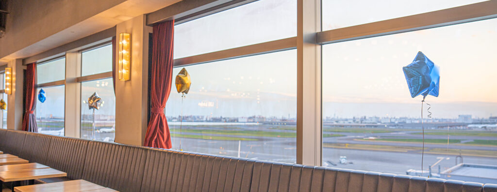 LDH kitchen THE TOKYO HANEDA 57岁生日红蓝白三色气球惊喜装饰