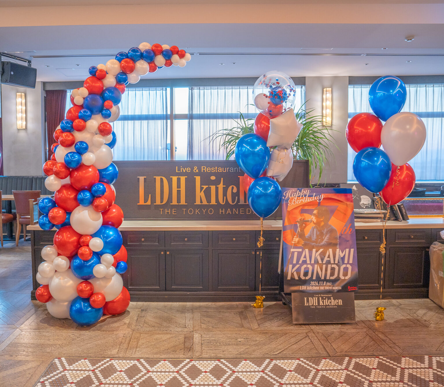 LDH kitchen THE TOKYO HANEDA 57岁生日红蓝白三色气球惊喜装饰