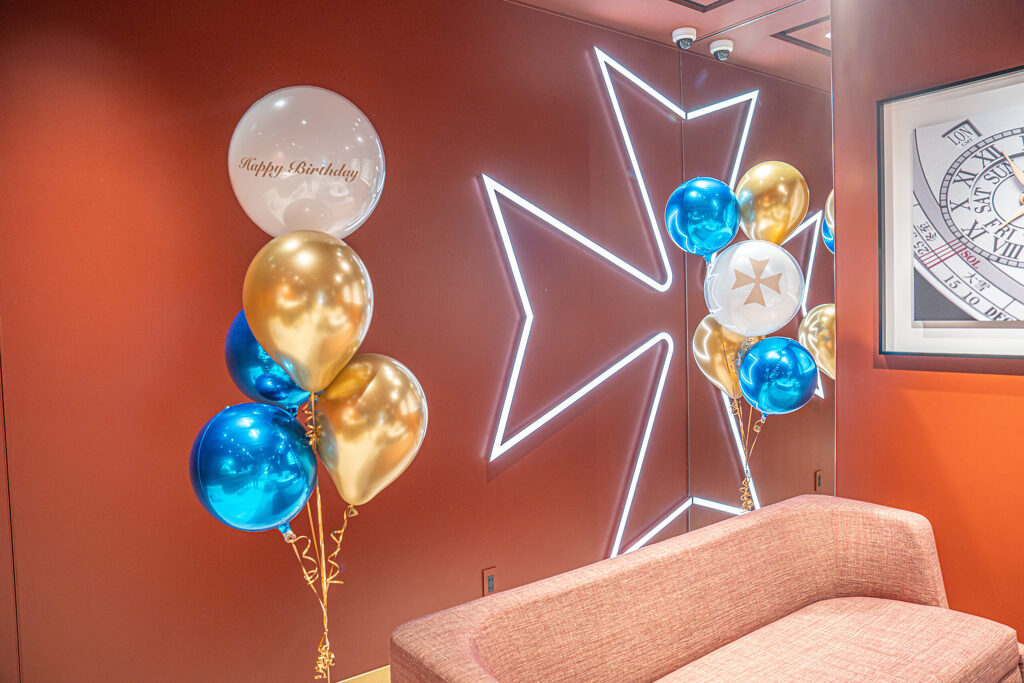 ヴァシュロン・コンスタンタン サロン1755銀座에서의 생일 축하 골드 및 블루 벌룬 장식