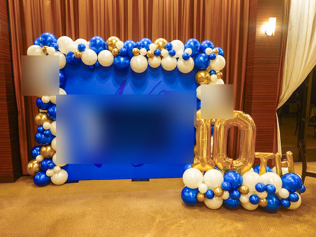 도치기 연회장 10주년 기념 블루 & 골드 풍선 장식
