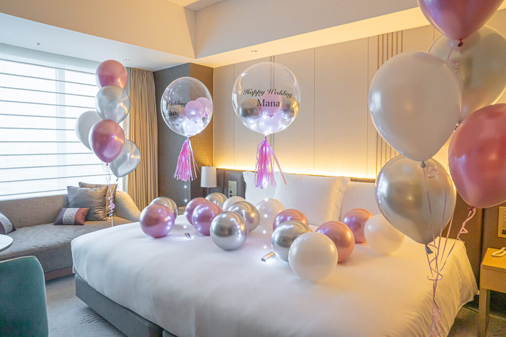 Engagement celebration at ストリングスホテル東京インターコンチネンタル - Pink and silver balloon room decoration
