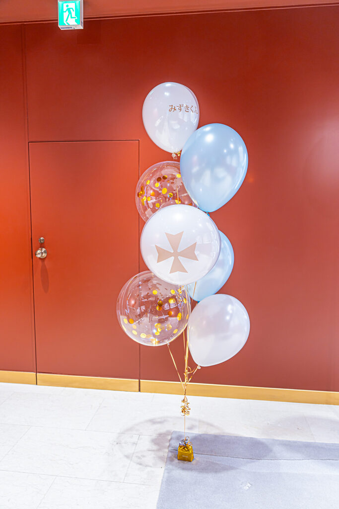 ヴァシュロン・コンスタンタン サロン1755銀座에서의 화이트, 하늘색, 골드 풍선 부케 축하 장식