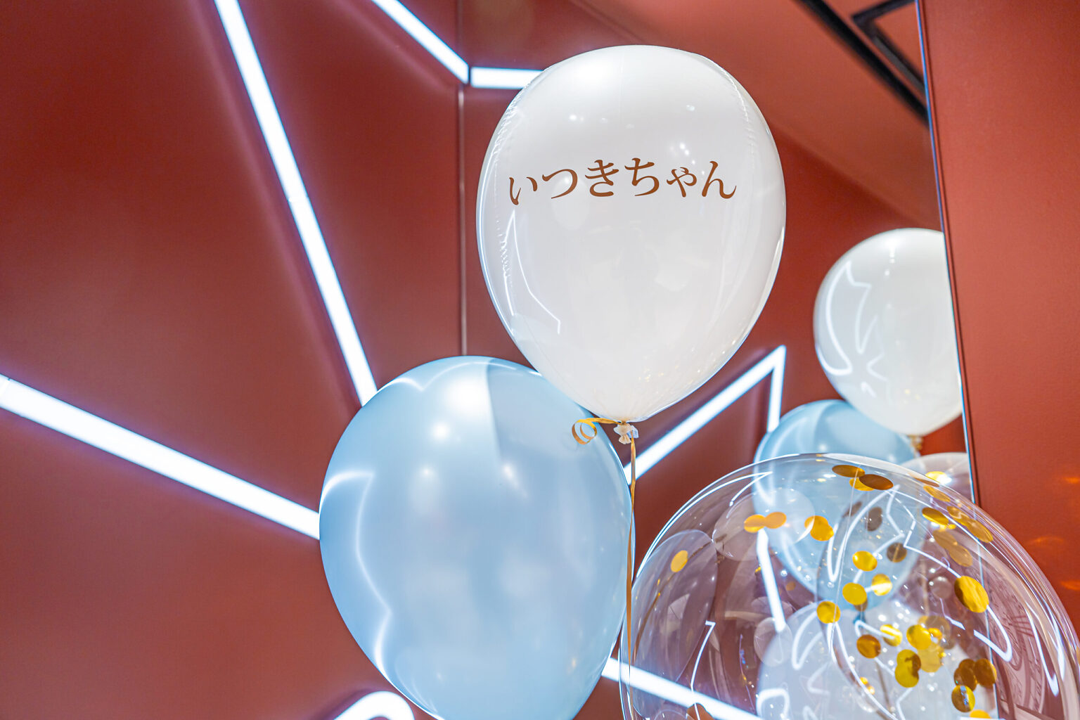 ヴァシュロン・コンスタンタン サロン1755銀座에서의 화이트, 하늘색, 골드 풍선 부케 축하 장식