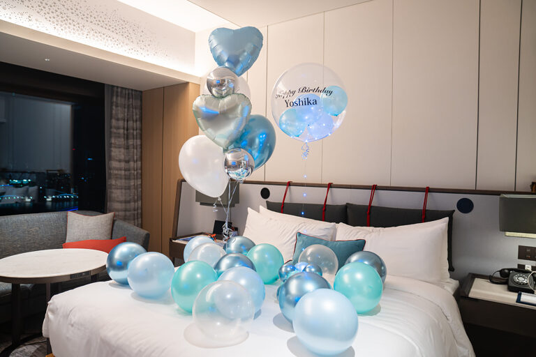 メズム東京オートグラフコレクションでの水色とシルバーのバルーン誕生日サプライズ飾り付け