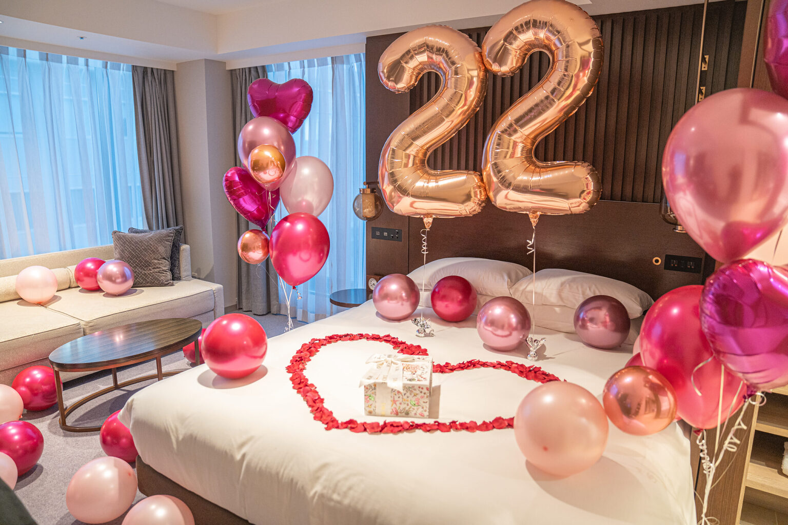 ハイアットリージェンシー 東京ベイでの誕生日サプライズ ピンクとローズゴールドのバルーン飾り付け