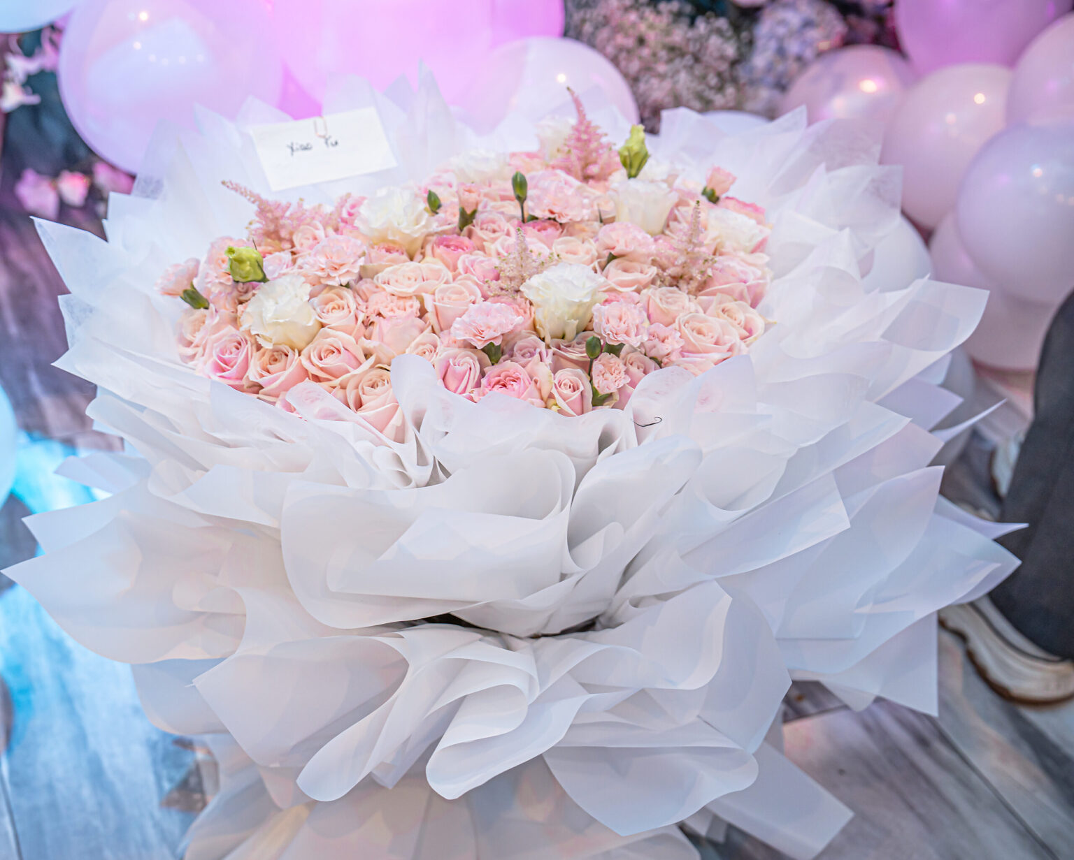 天上人間商務KTV에서의 생일 축하 - 화이트와 연보라색 꽃 아치 장식