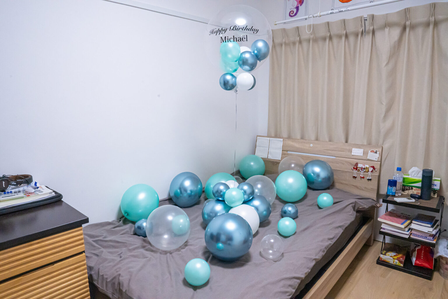 도쿄 자택에서의 민트 그린과 블루 그레이 생일 서프라이즈 데코레이션