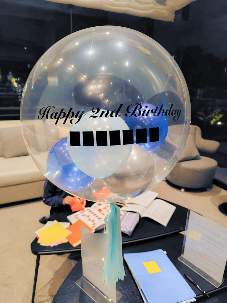 東京の自宅での2歳の誕生日をブルーとシルバーのバルーンで飾り付け