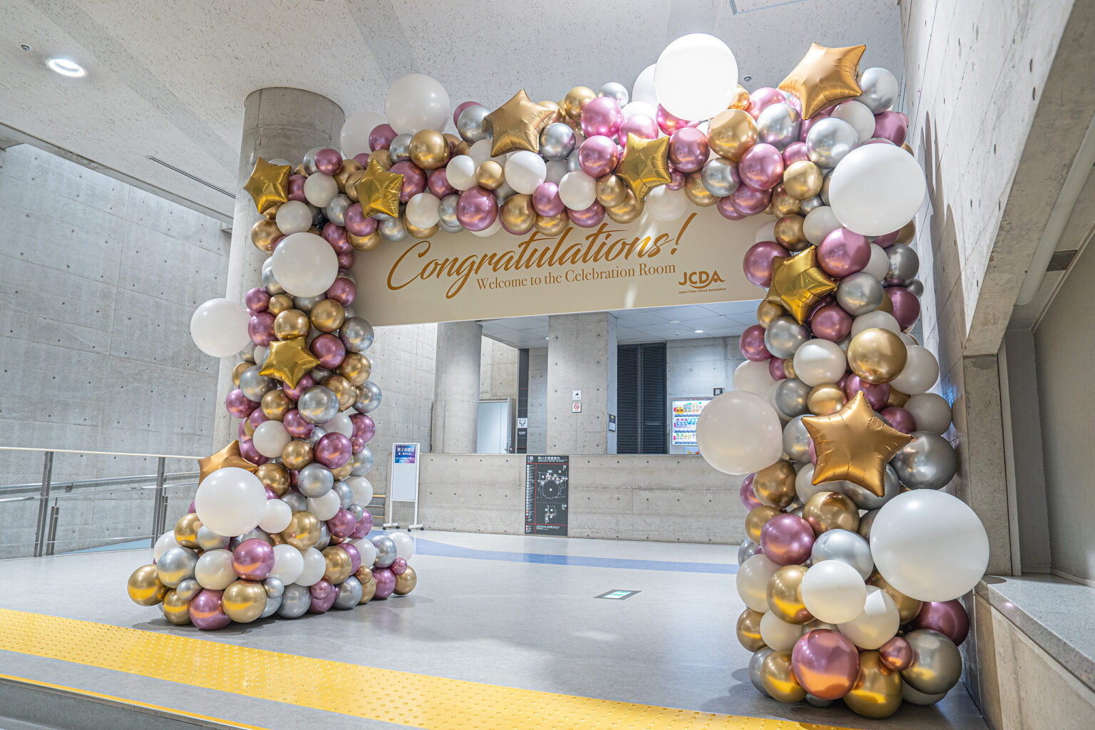 東京体育館에서의 골드와 모브 핑크 벌룬 아치 장식