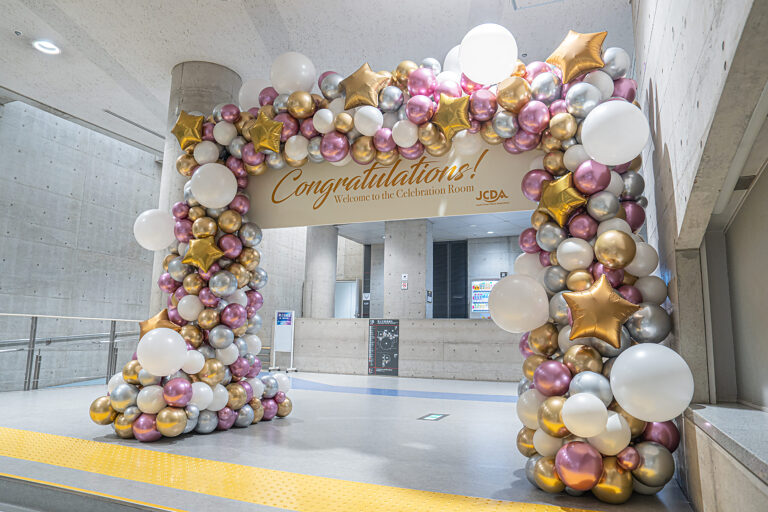 東京体育館에서의 골드와 모브 핑크 벌룬 아치 장식
