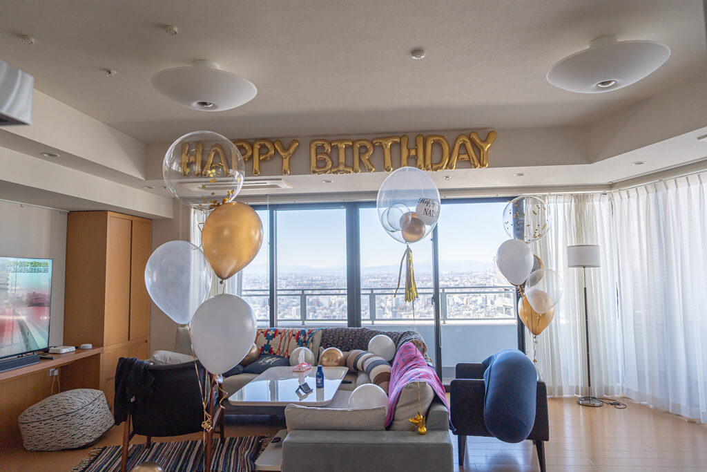 東京の自宅でのゴールドとホワイトのバルーン誕生日サプライズ飾り付け