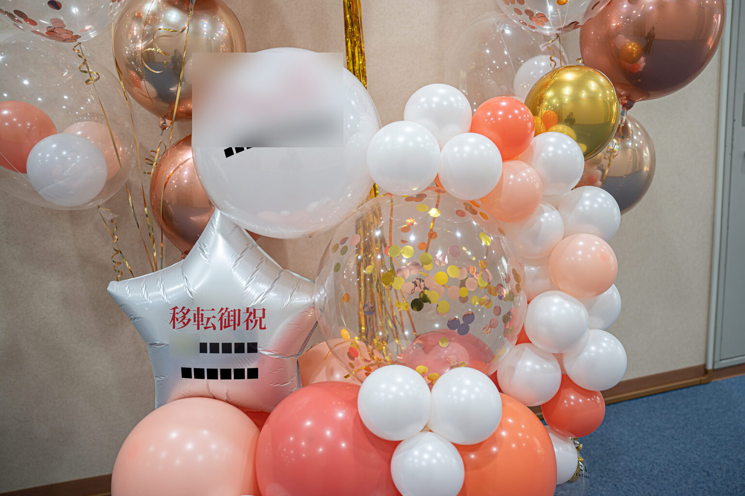 コーラルとゴールドで彩る移転お祝いバルーンスタンド装飾