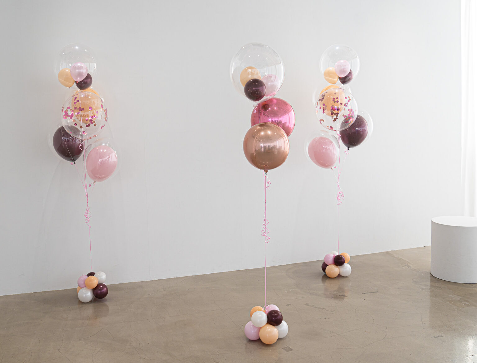 MIL GALLERY JINGUMAEでの法人お祝いピンクのバルーンブーケ飾り付け