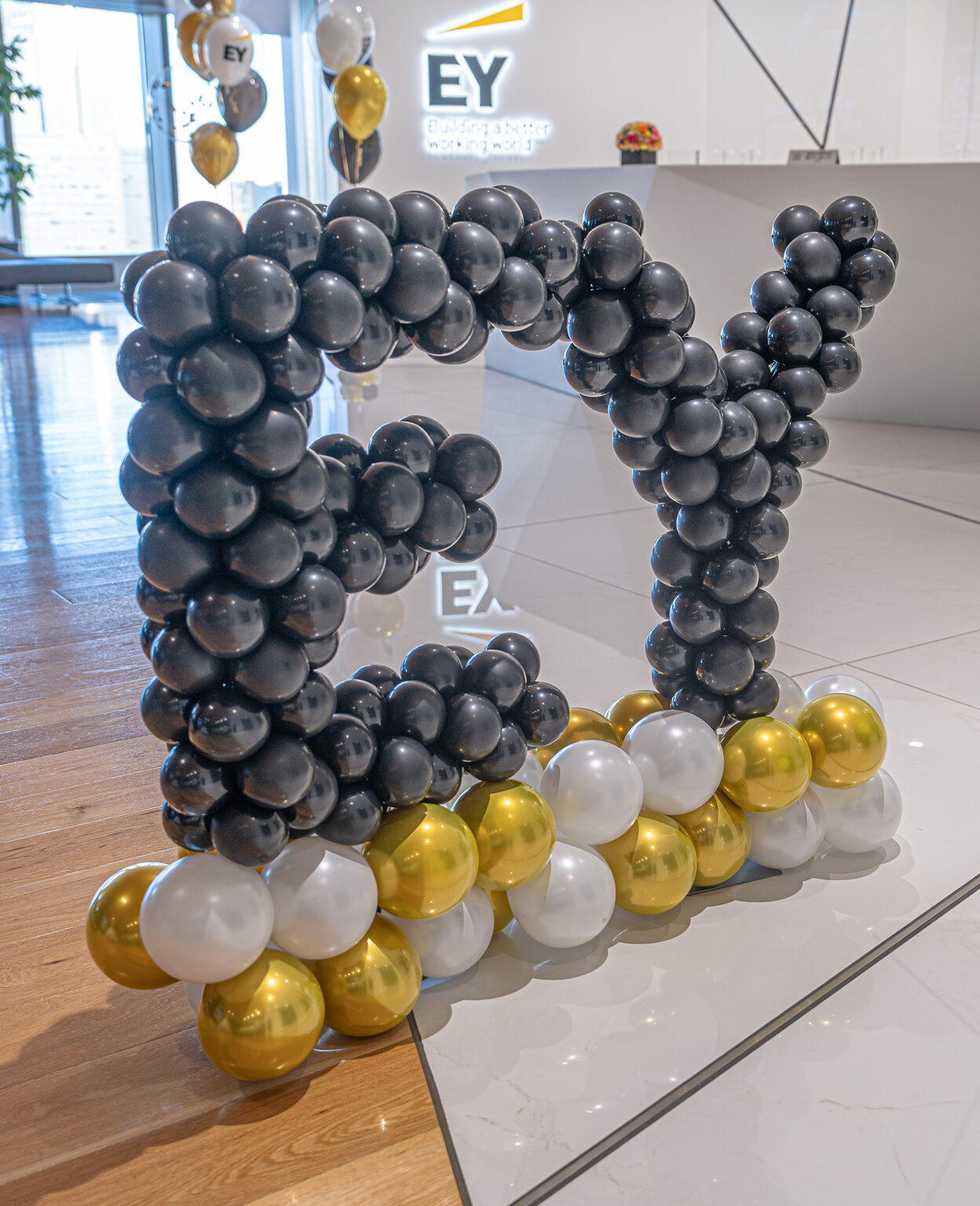Family Day at an Office Building in Yurakucho - Green and Gold Balloon Arch Decoration