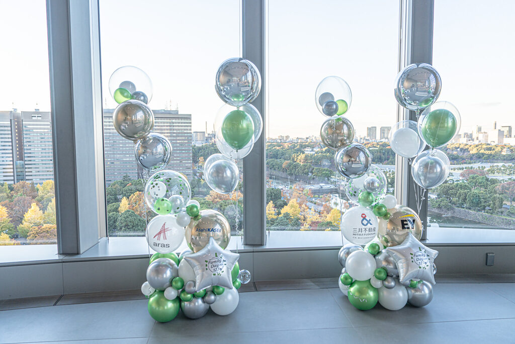 Family Day at an Office Building in Yurakucho - Green and Gold Balloon Arch Decoration