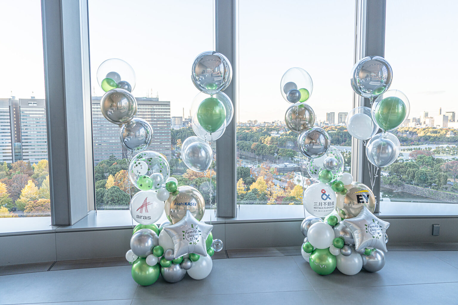 Family Day at an Office Building in Yurakucho - Green and Gold Balloon Arch Decoration